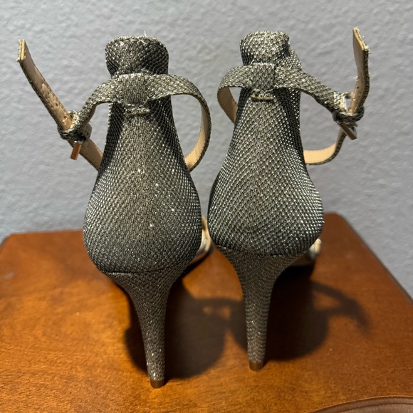 Vince Camuto Silver Heels. Size 7M - Picture 4 of 4